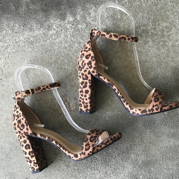 Delicious Leopard Ankle Strap Heel Sandal Size 7.5 - Picture 2 of 7